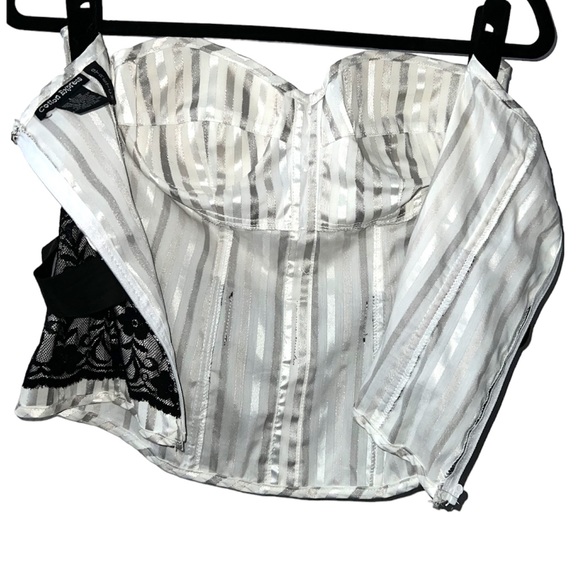 𝐂𝐎𝐓𝐓𝐎𝐍 𝐄𝐗𝐏𝐑𝐄𝐒𝐒 | WHITE AND SILVER STRIPED STRAPLESS METALLIC TOP - Picture 5 of 8